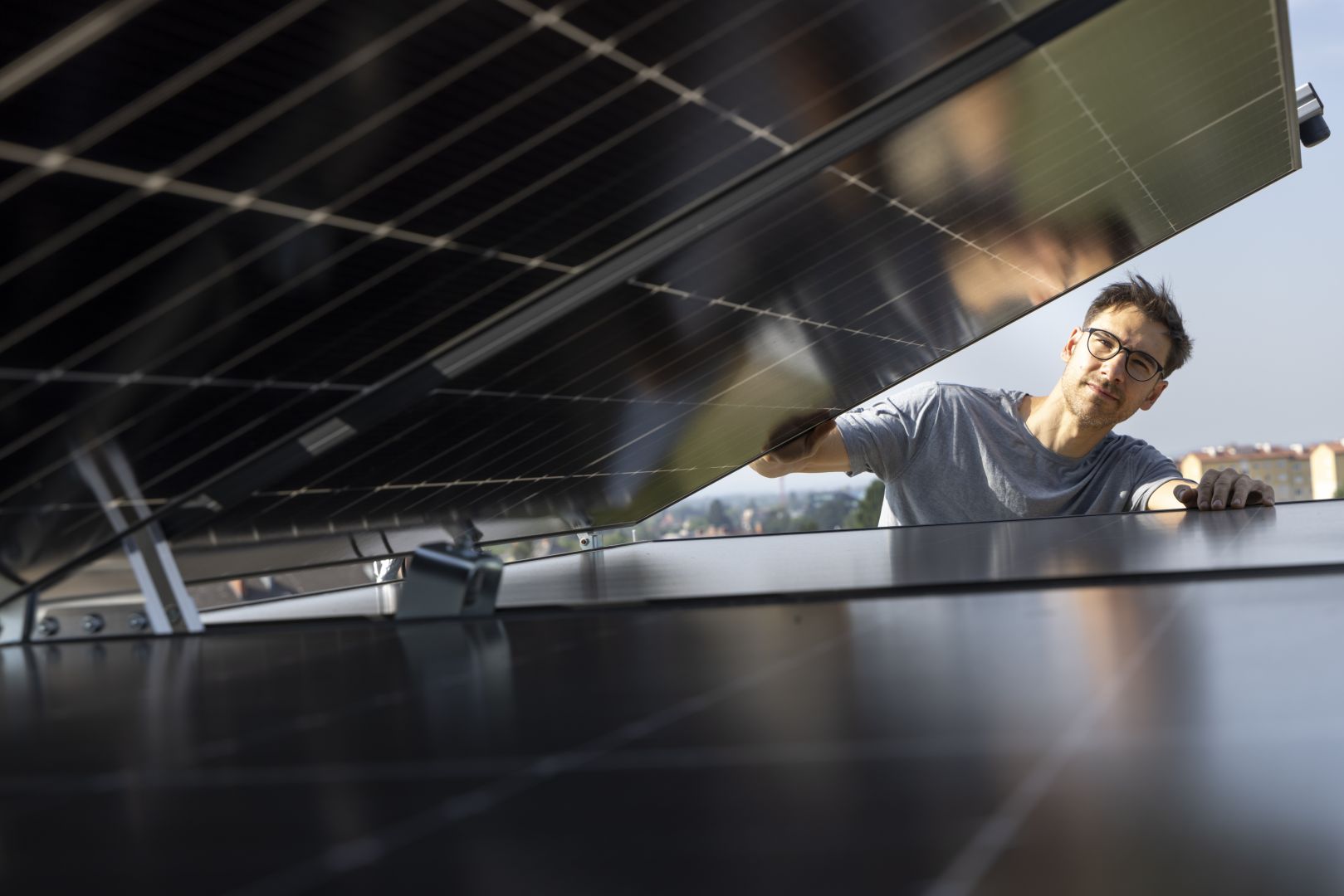 Falt- und schwenkbare Solaranlage: Mehr Stromausbeute und Schutz vor Unwetter