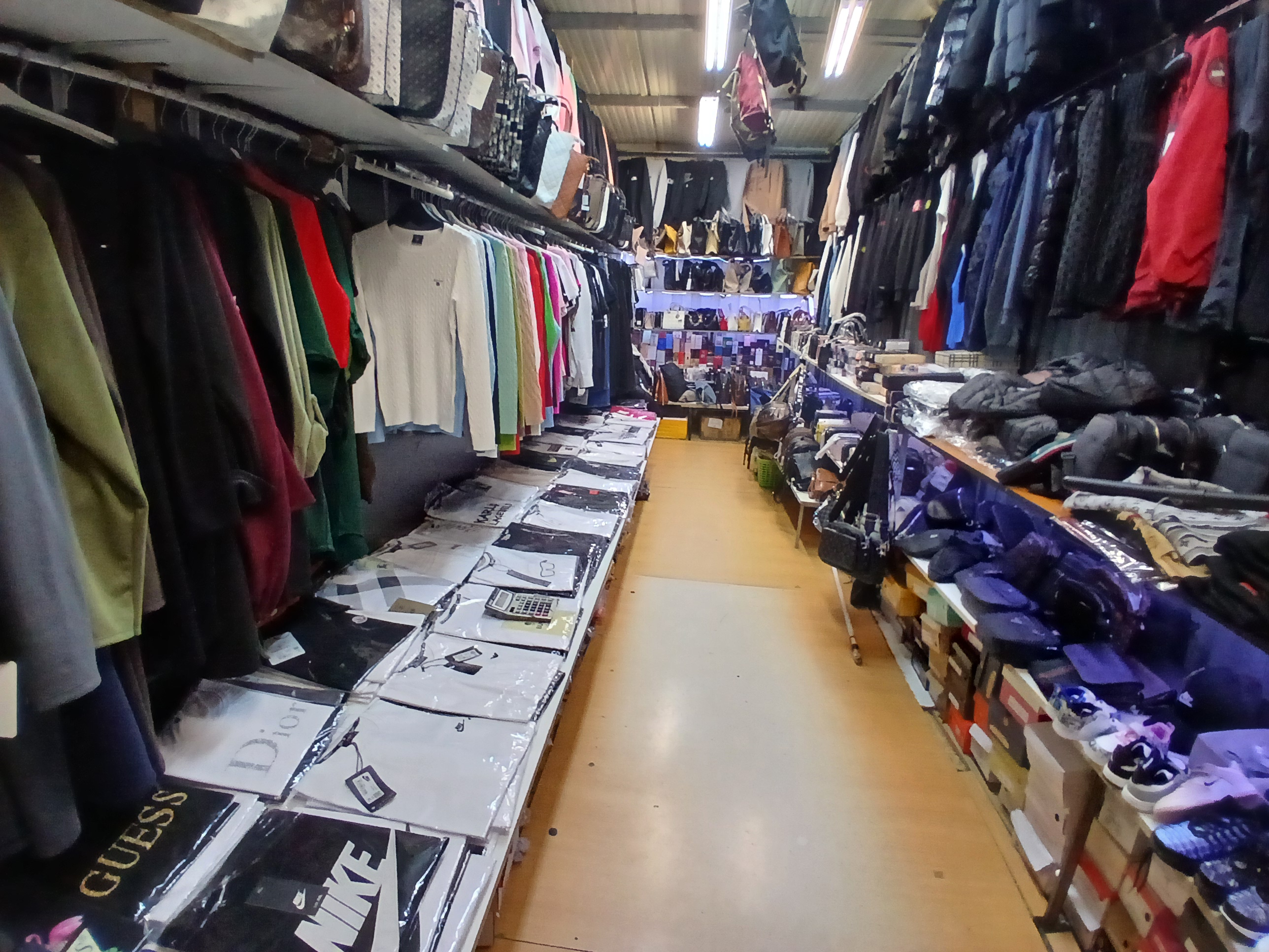 Pražští celníci odhalili padělky za téměř deset milionů