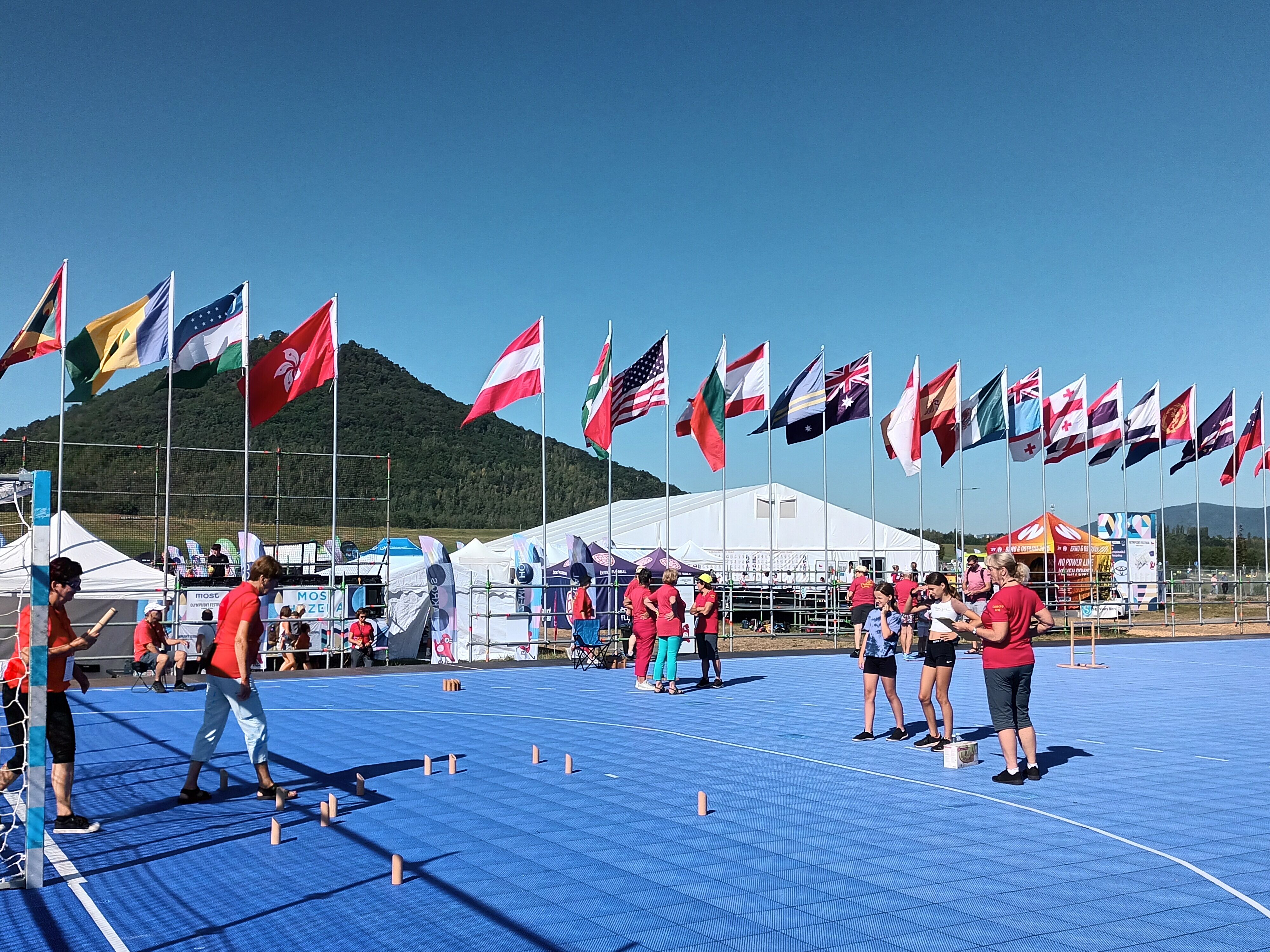 Olympijský festival U Jezera Most přivítal seniory na dni plném sportu a zábavy