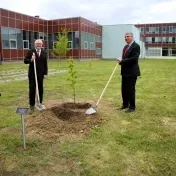 Slovinský veľvyslanec Stanislav Raščan navštívil PU, na znak priateľstva zasadil lipu