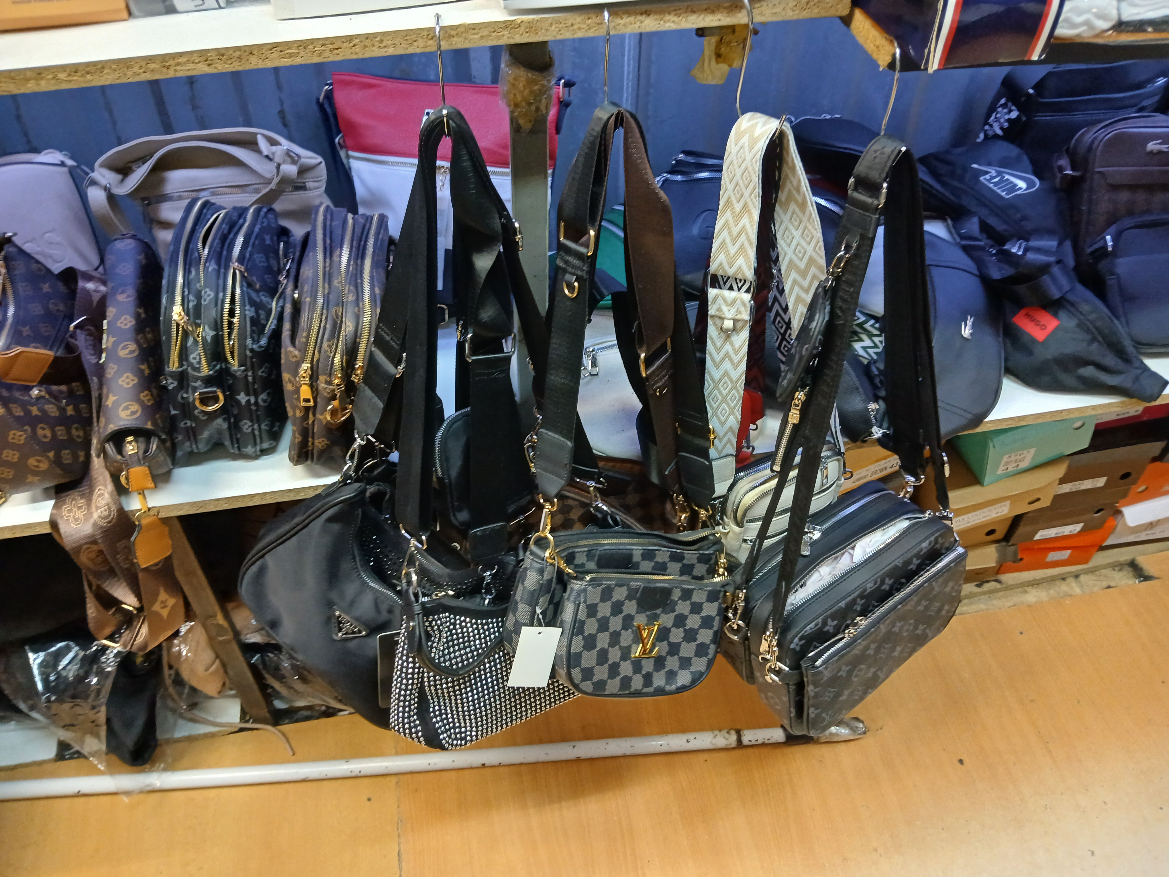 Pražští celníci odhalili padělky za téměř deset milionů