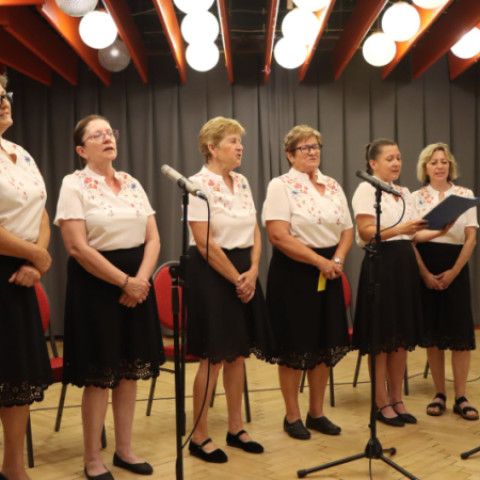 Súbory seniorov sa opäť stretli na pódiu