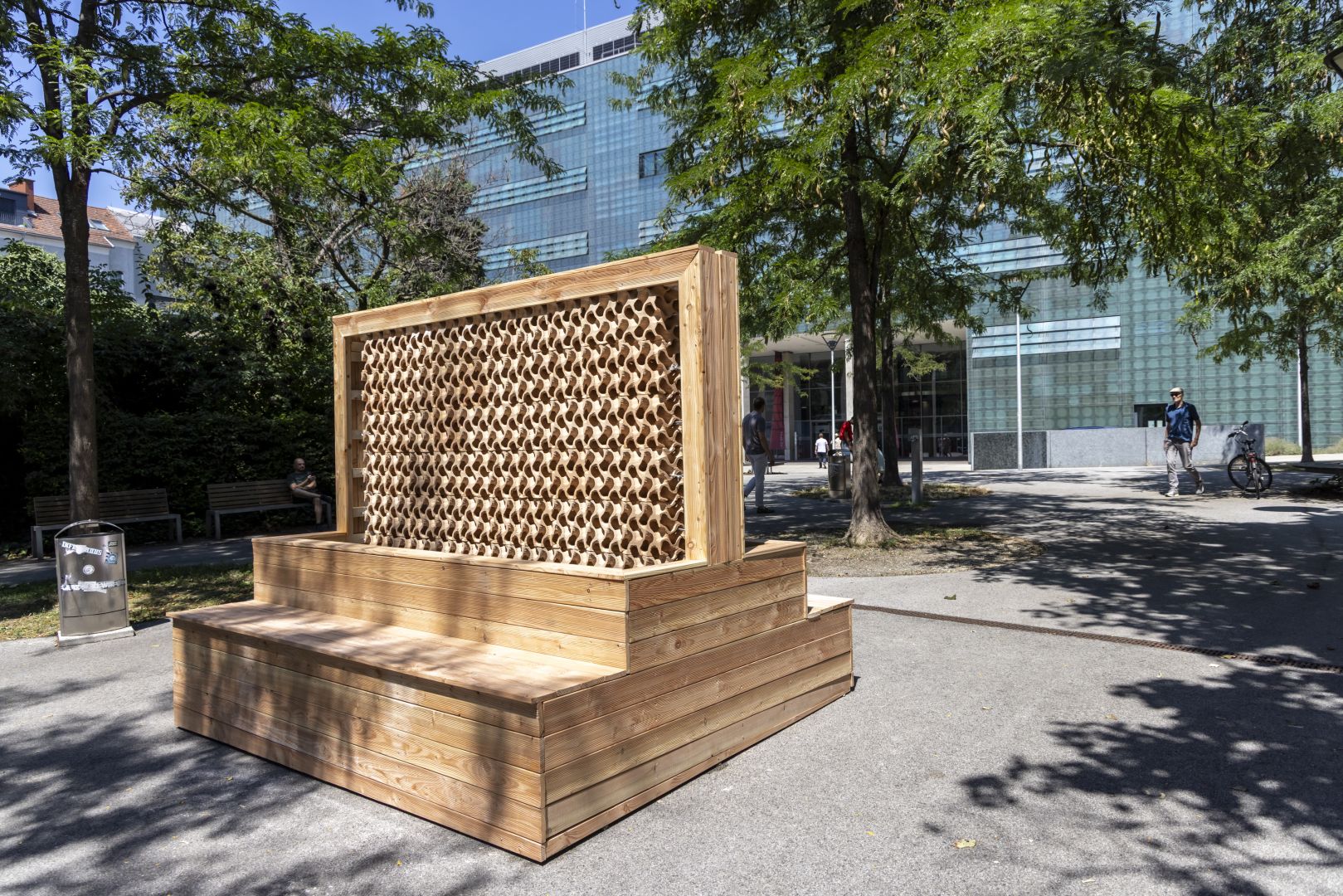 TU Graz entwickelt kühlende Keramikwand gegen urbane Hitze