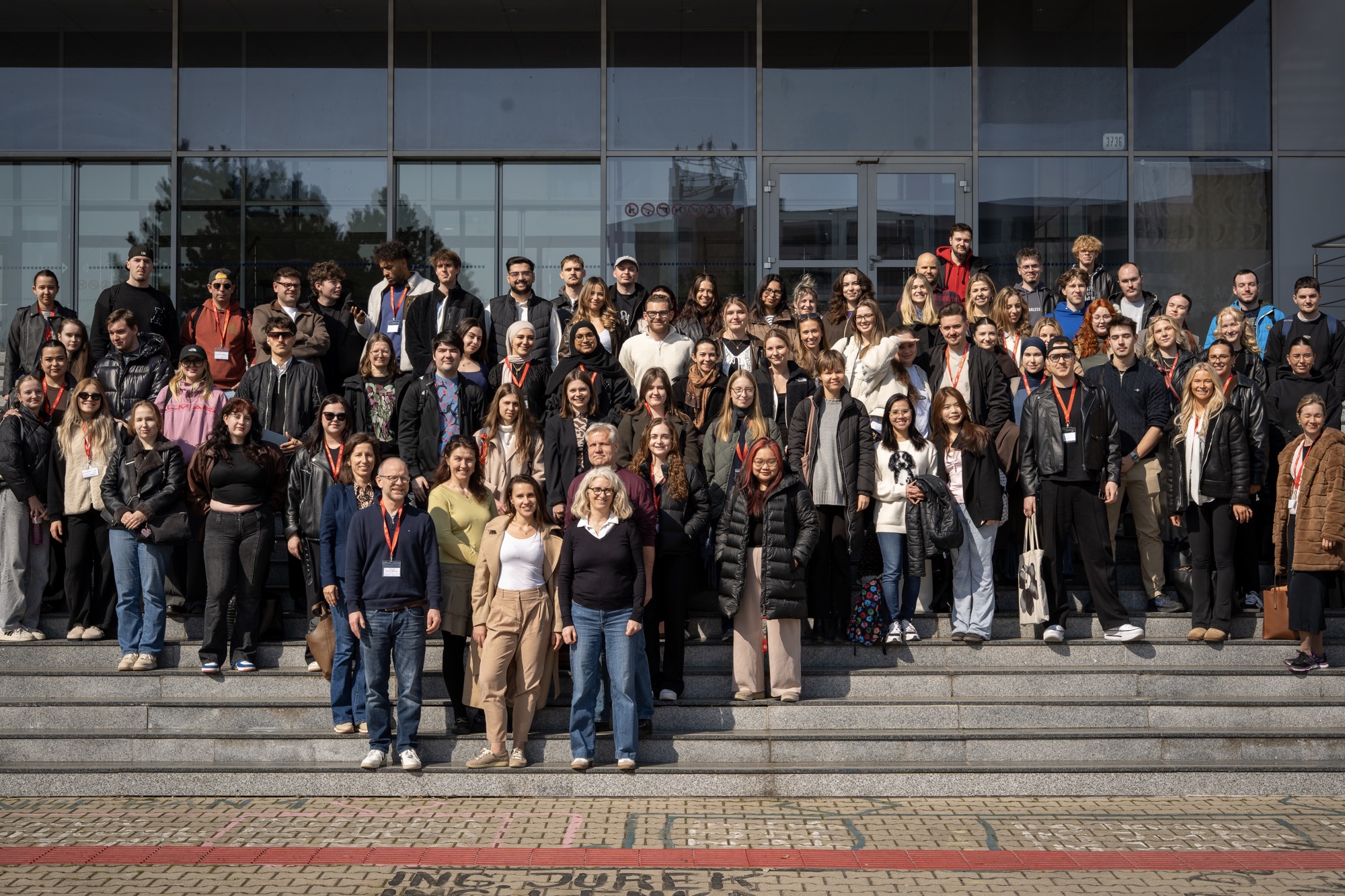 Študenti z viacerých krajín si na NHF EUBA vyskúšali riadenie virtuálneho podniku