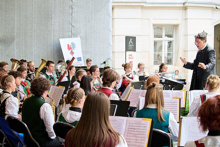 Euregio-Jugendblasorchester bei den Innsbrucker Promenadenkonzerten