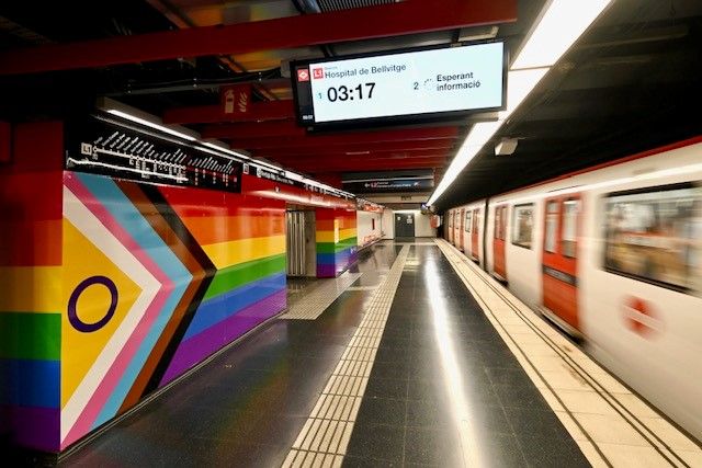 L'estació de metro d'Universitat s'acoloreix per celebrar la diversitat