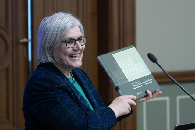 „Múltba tekintő – jövőbe mutató”: Ünnepi kiadványok az Akadémián