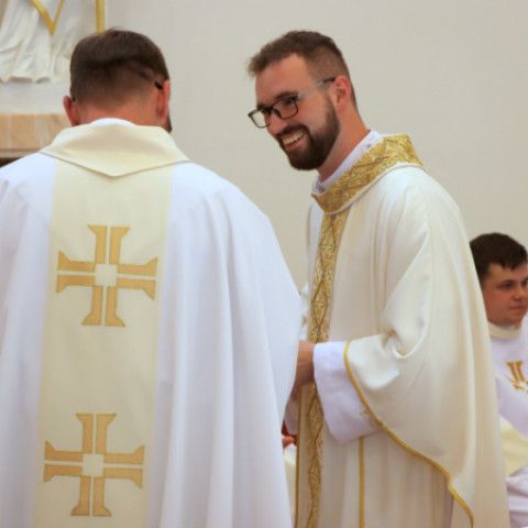 Novokňaz Jakub Jurkovič slávil v Senici primičnú svätú omšu