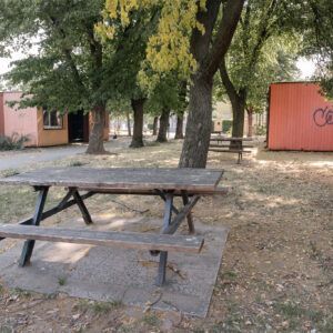 K plotu okolo bungalovov na Slnečných jazerách