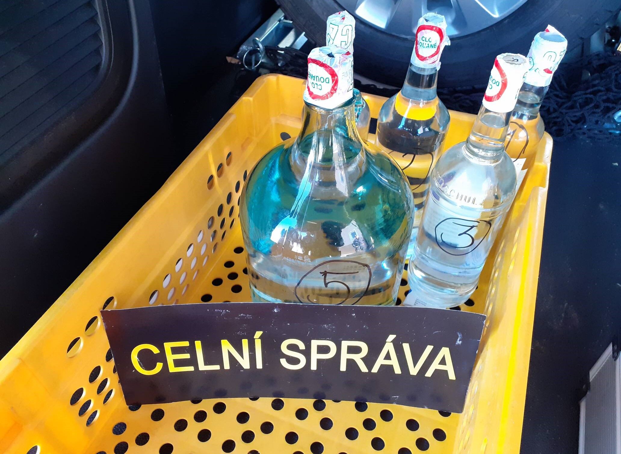 Stovky litrů nezdaněného i neznačeného alkoholu zajistili jihočeští celníci