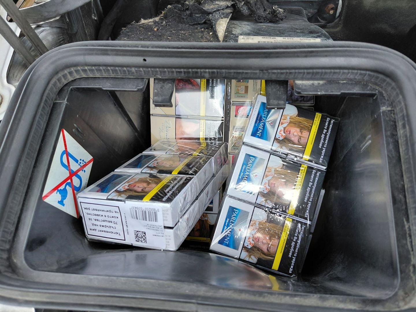 Stejný trik, stejná auta – středočeští celníci odhalili čtyři bulharské dodávky s pašovanými cigaretami