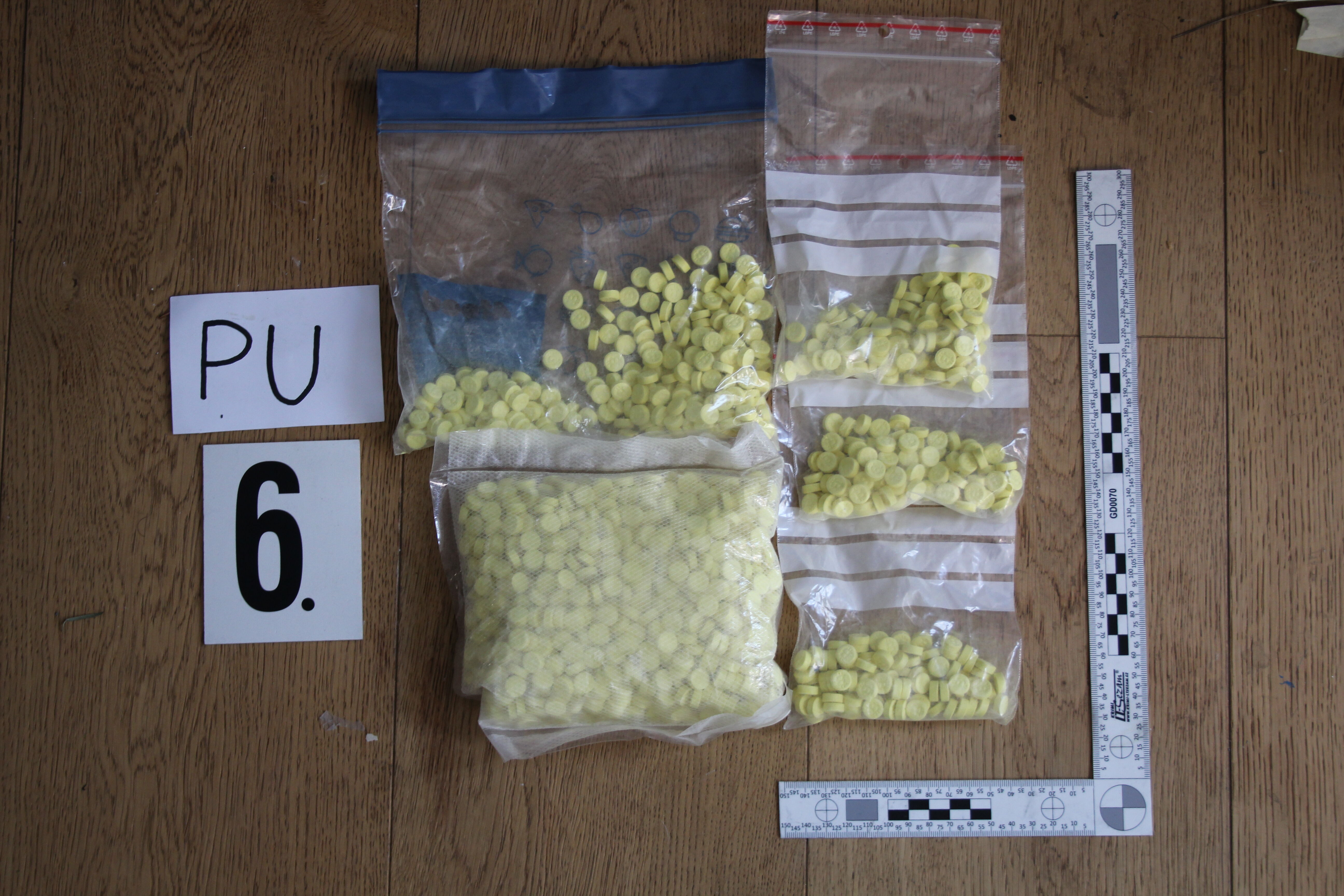 Síť dealerů rozpletena, ke koupi nabízeli kokain, MDMA, ale i anabolika