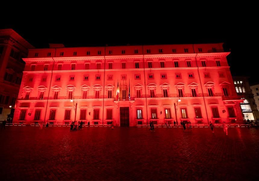 Giornata Mondiale della Sclerosi Multipla, Palazzo Chigi si illumina di rosso