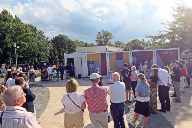 Mozgásban a tudomány – Pósfai Mihály nyitotta meg a Balatonfüredre érkezett vándorkiállítást