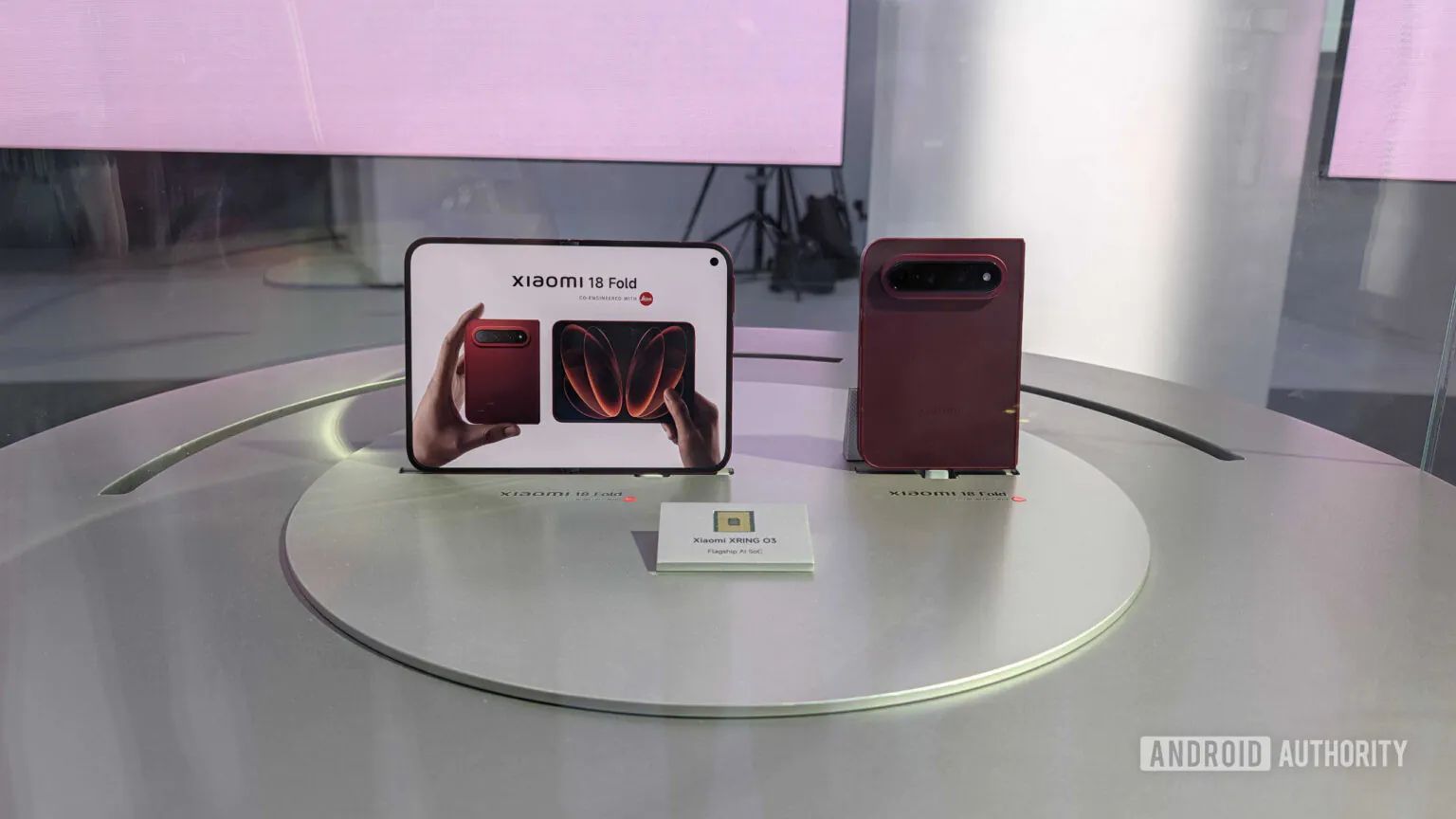 Xiaomi 18 Fold sa prvýkrát ukázal naživo. Poháňa ho vlastný čip XRing O3