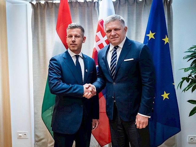 Predseda vlády Robert Fico sa v Bruseli stretol s maďarským premiérom Péterom Magyarom
