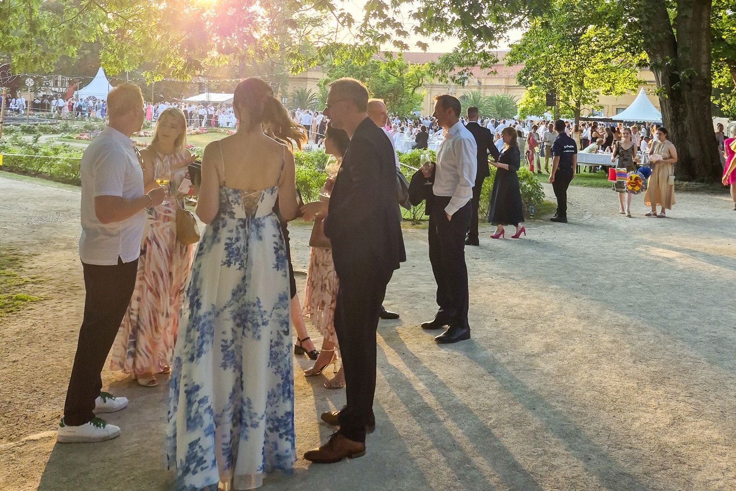 Sommerstimmung und gelebte Verbundenheit: Das Alumni-Netzwerk beim Schlossgartenfest 2026