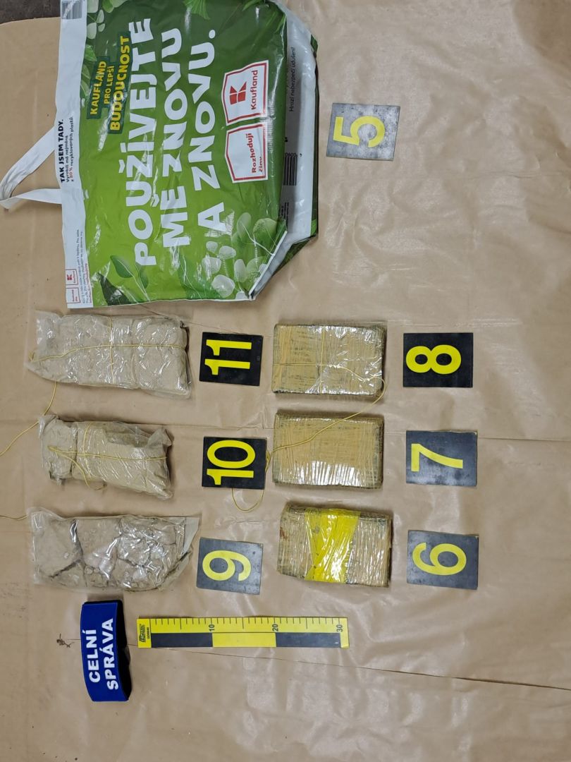 Na Teplicku zadrželi celníci téměř deset kilogramů drog