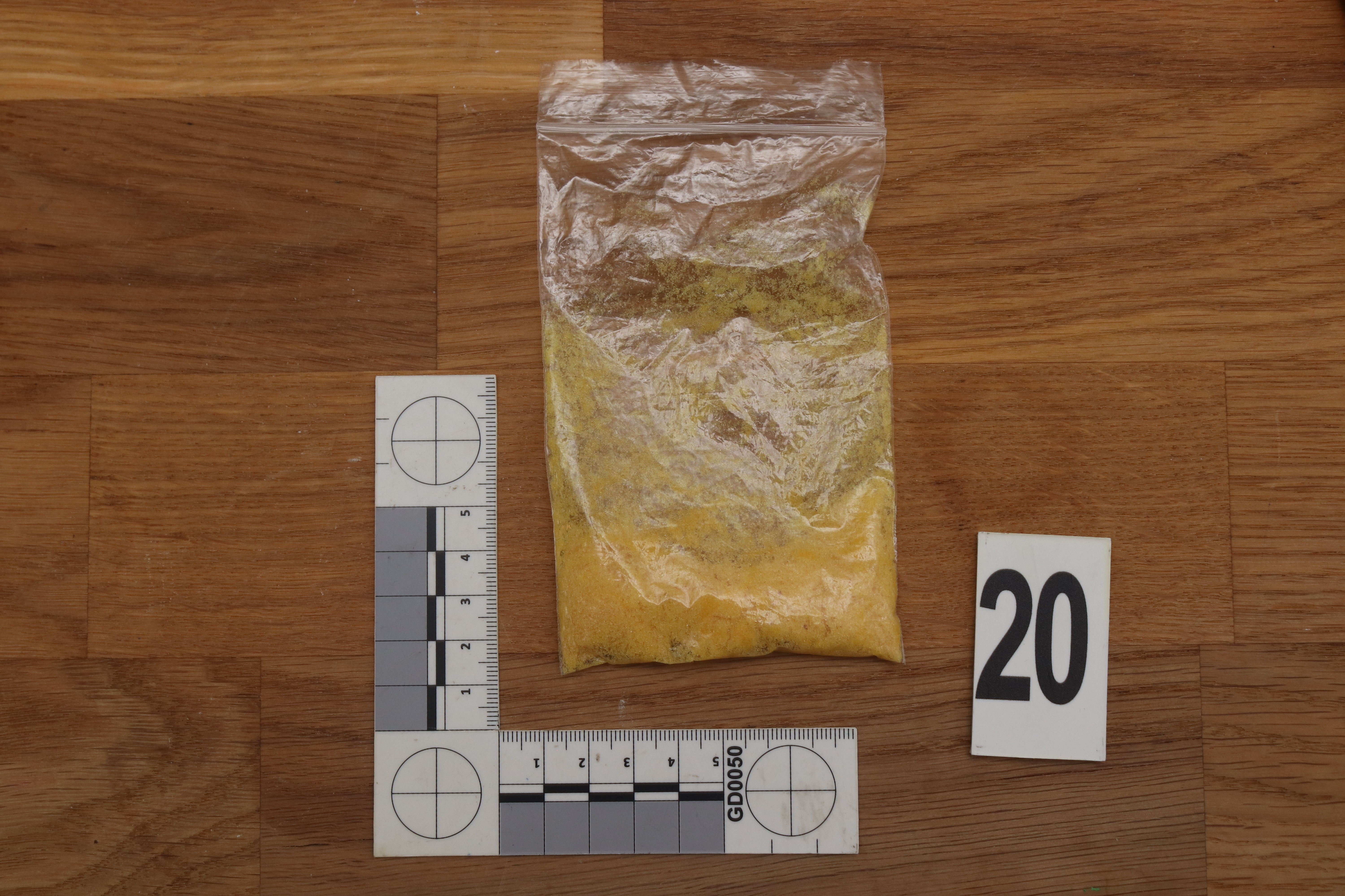 Celníci při razii v Jihomoravském kraji našli drogy, zakázané střelné pero a kradená elektrokola za milion korun