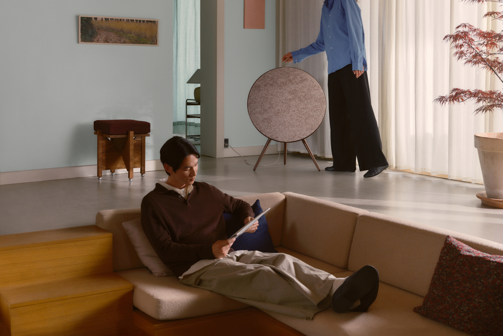 BANG & OLUFSEN ПРЕДСТАВЯ BEOSOUND A9 В ЦВЯТ SIENNA BROWN С НОВА ПЕРСОНАЛИЗИРАНА ДАМАСКА WOOLSCAPE ОТ KVADRAT