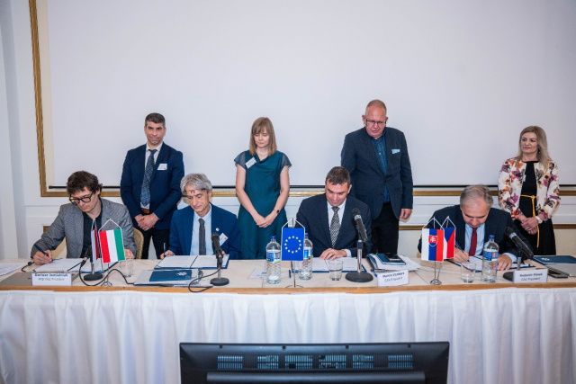 Visegrádi országok tudományos akadémiáinak találkozója Szomolányban
