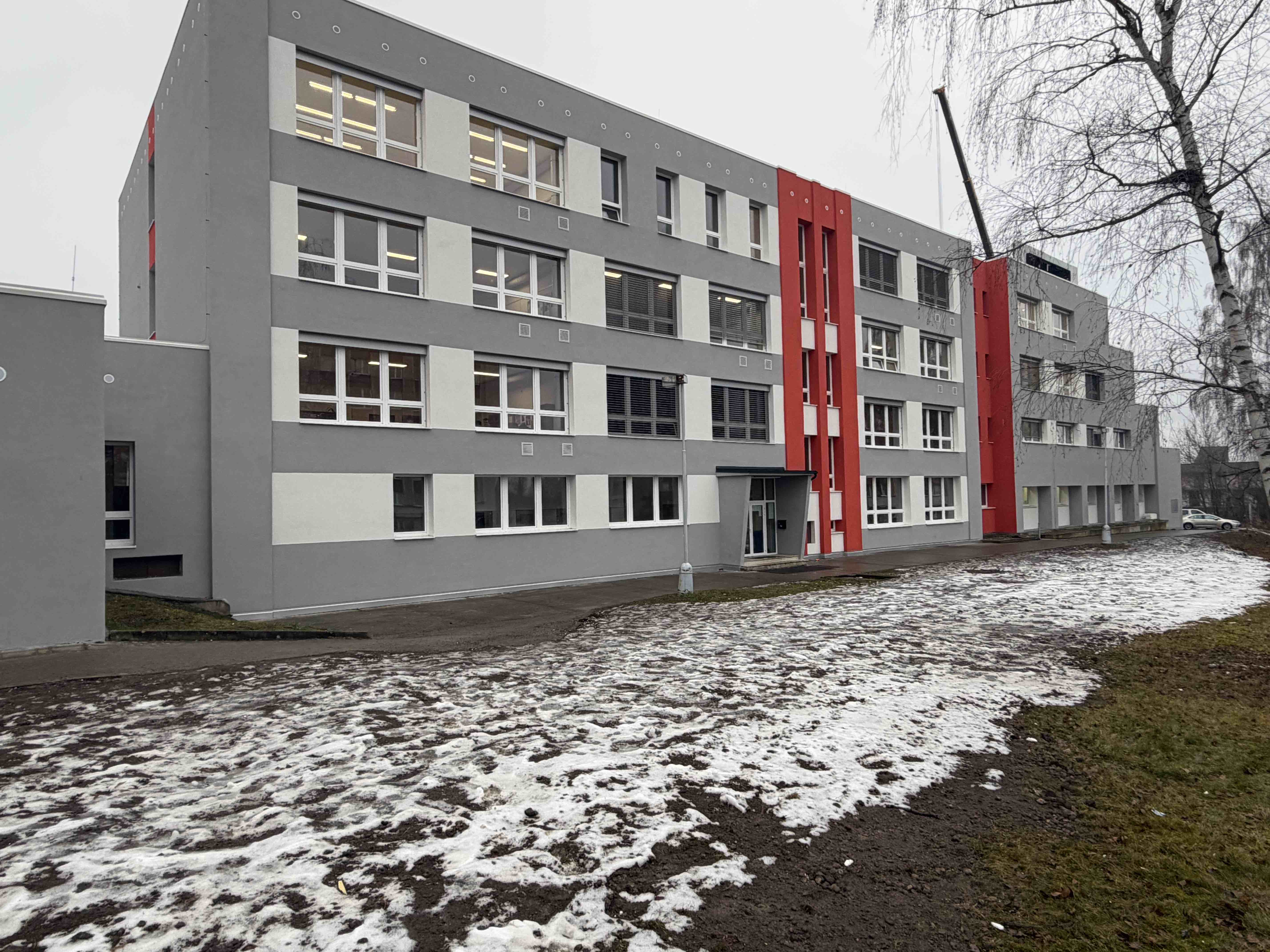 Navrhni a postav. Miras dokončil modernizaci školy metodou, která přinese výrazné a měřitelné úspory