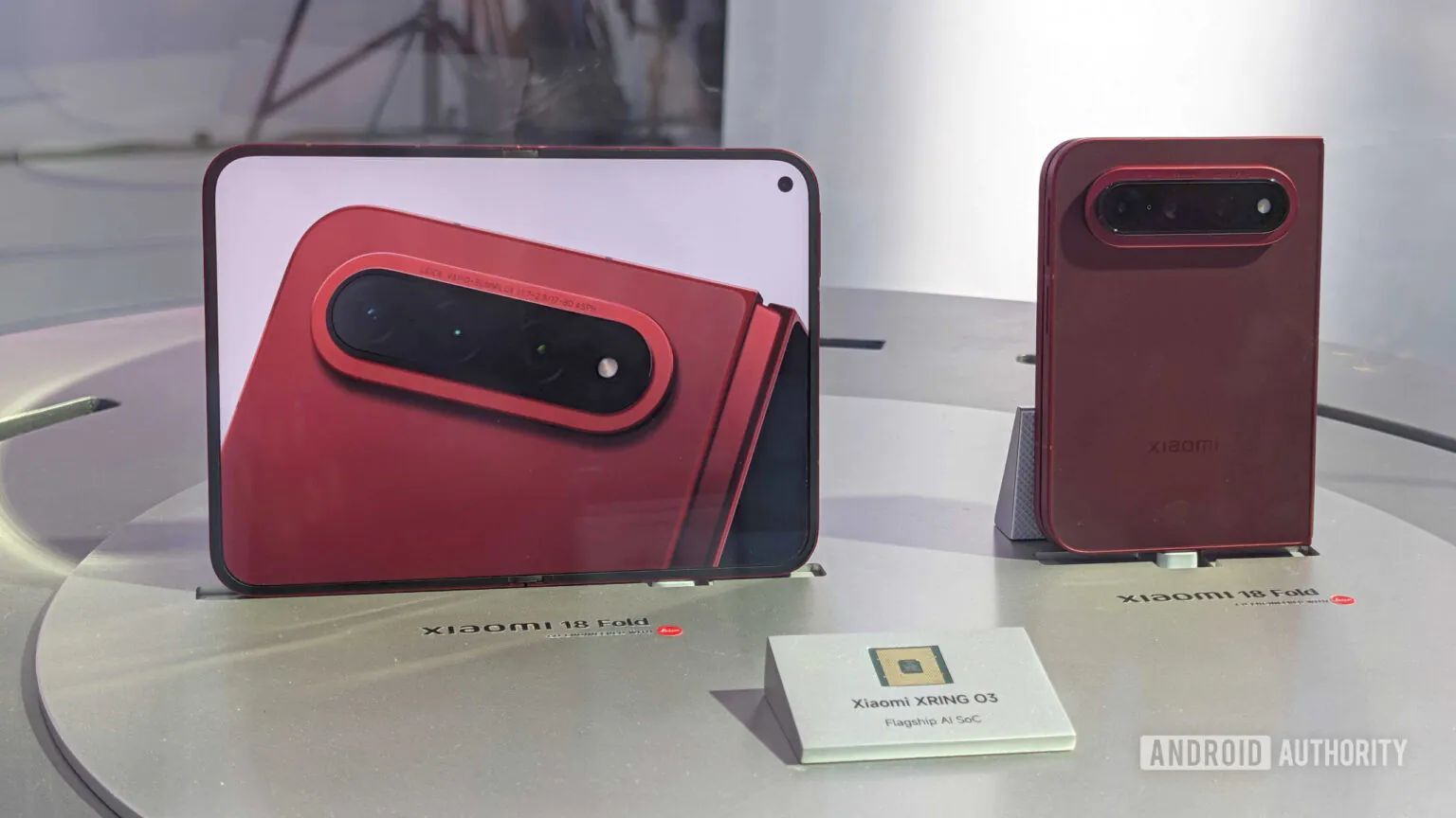 Xiaomi 18 Fold sa prvýkrát ukázal naživo. Poháňa ho vlastný čip XRing O3