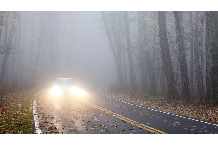 ÖAMTC Fahrtechnik warnt: Herbst bringt wieder rutschige Straßen und Nebel