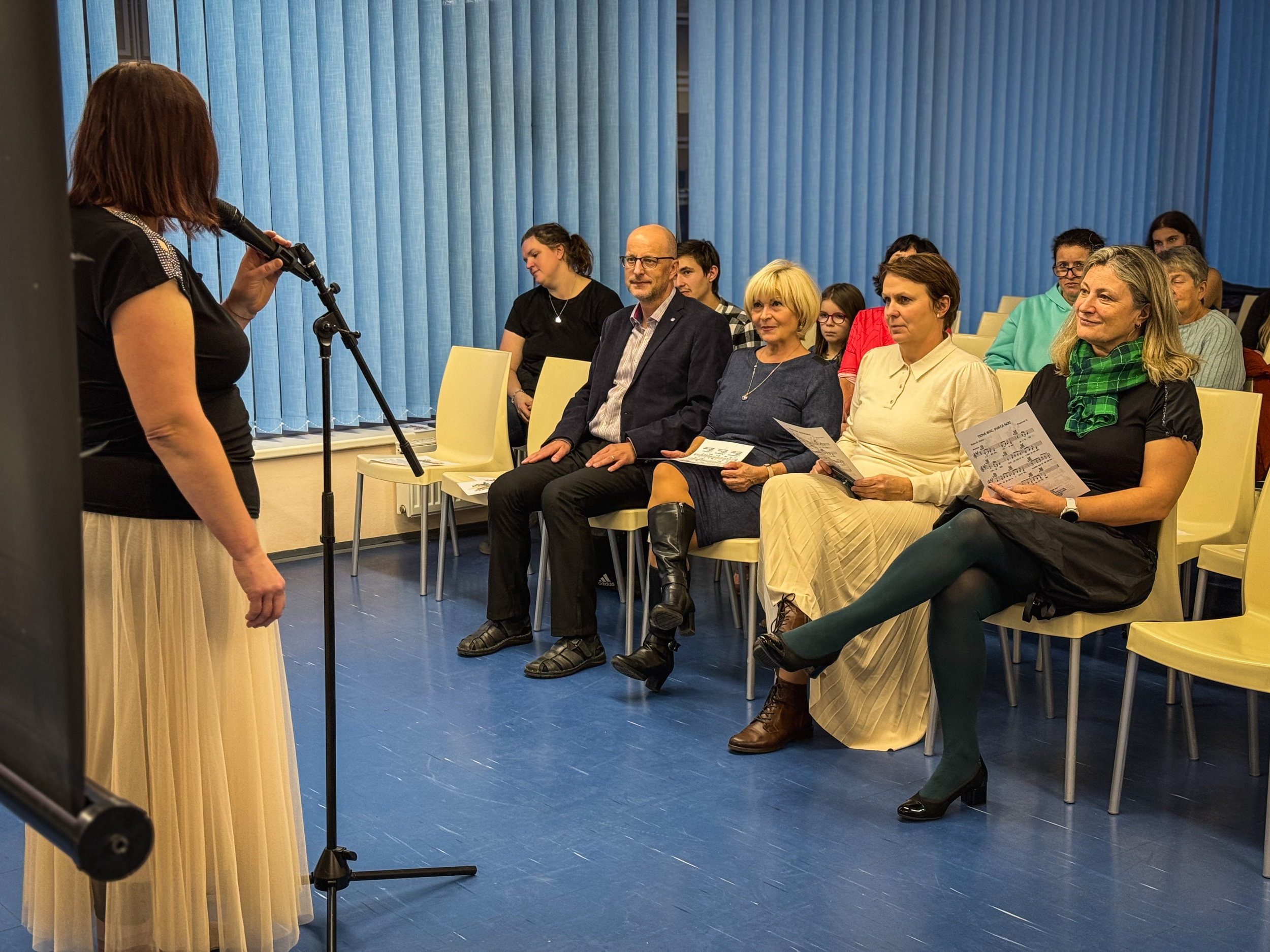 Předvánoční besídka na SOŠ Jablonecká ukázala talent, nápaditost a obrovskou energii studentů. Nadace SYNER je dlouholetým partnerem