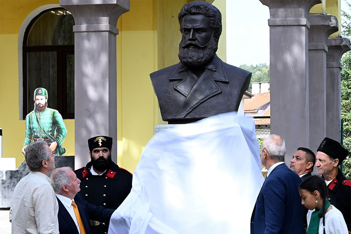 С дарение по „Българските добродетели“ бе създаден паметник на Христо Ботев в Етрополе