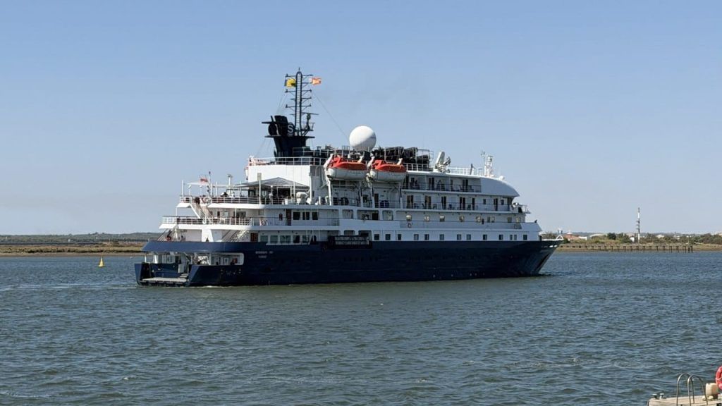 El Puerto de Huelva recibe por primera vez la escala de cruceros del buque Hebridean Sky