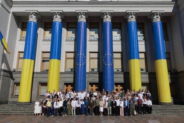 Біля Верховної Ради України урочисто підняли Державний Прапор України