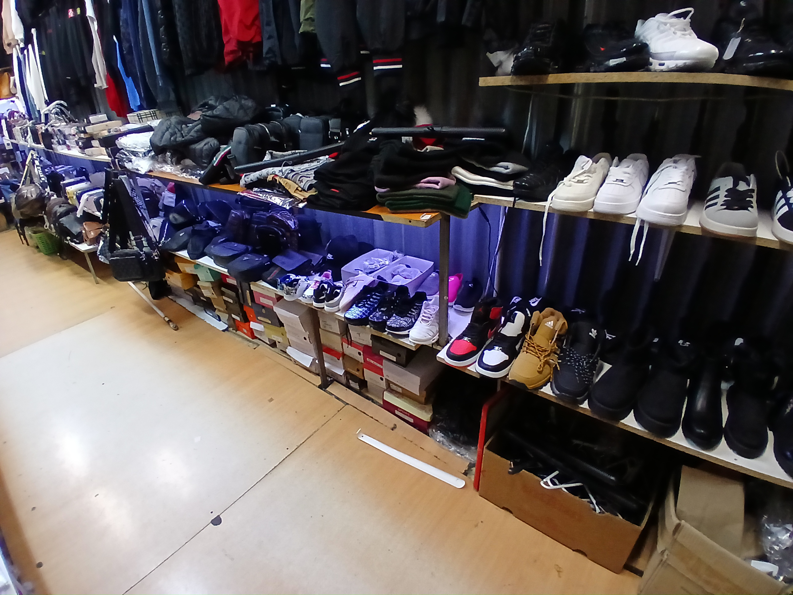 Pražští celníci odhalili padělky za téměř deset milionů