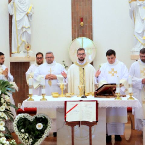 Novokňaz Jakub Jurkovič slávil v Senici primičnú svätú omšu