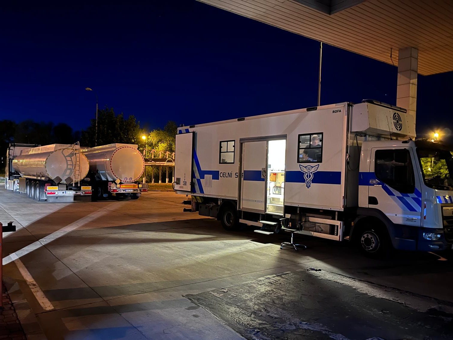 Celníci zadrželi cisterny s podloudně převáženou naftou