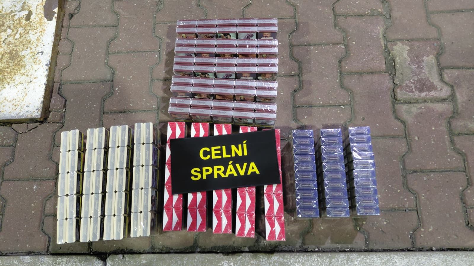 Stejný trik, stejná auta – středočeští celníci odhalili čtyři bulharské dodávky s pašovanými cigaretami