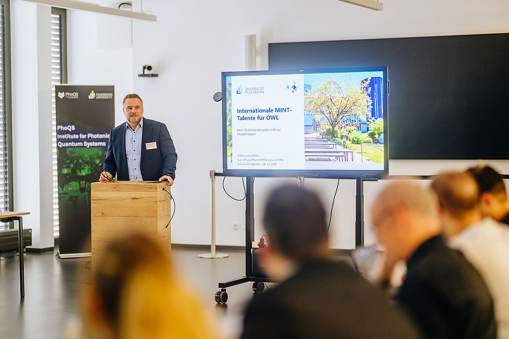 Universität Paderborn bildet internationale MINT-Talente für OWL aus