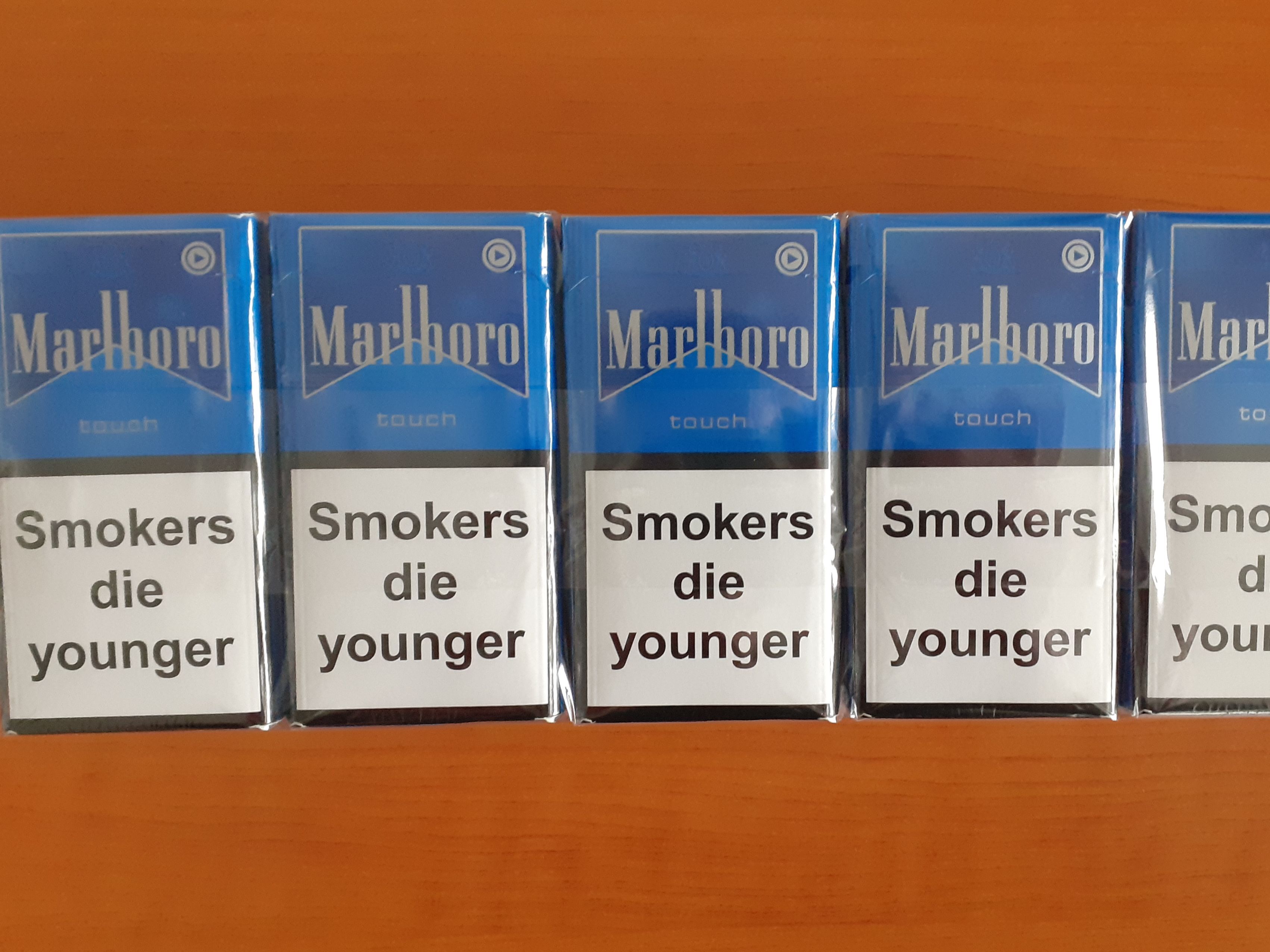 Červený cestovní kufr ukrýval 12 tisíc nelegálních cigaret