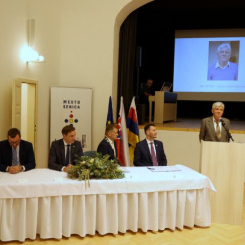Slávnostné zastupiteľstvo vzdalo poctu Jánovi Petrovi a Miloslavovi Chomovi