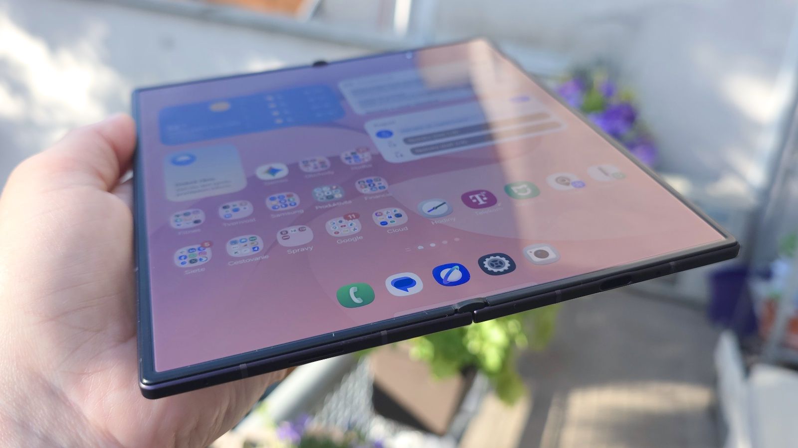 Apple sa vysmial Android skladačkám. Vzápätí sa ukázalo, že nový iPhone Duo má rovnaký problém