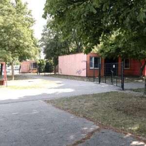 K plotu okolo bungalovov na Slnečných jazerách