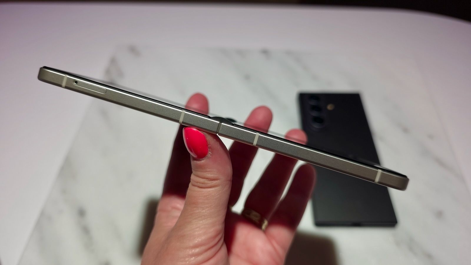 Samsung Galaxy Z Flip8 oficiálne: Tenšie telo, 50 MP fotoaparát a vylepšený displej