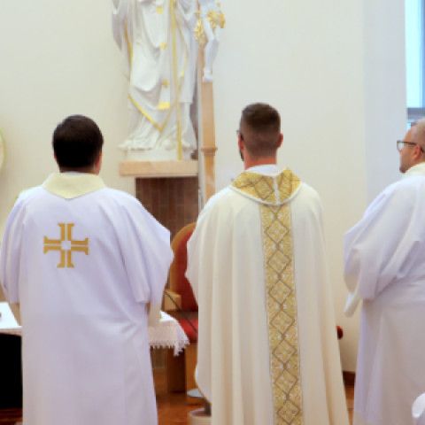 Novokňaz Jakub Jurkovič slávil v Senici primičnú svätú omšu