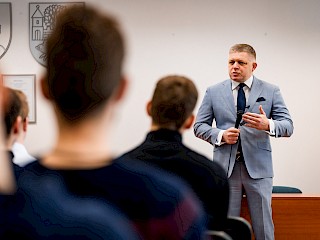 Robert Fico diskutoval so študentmi v Malackách