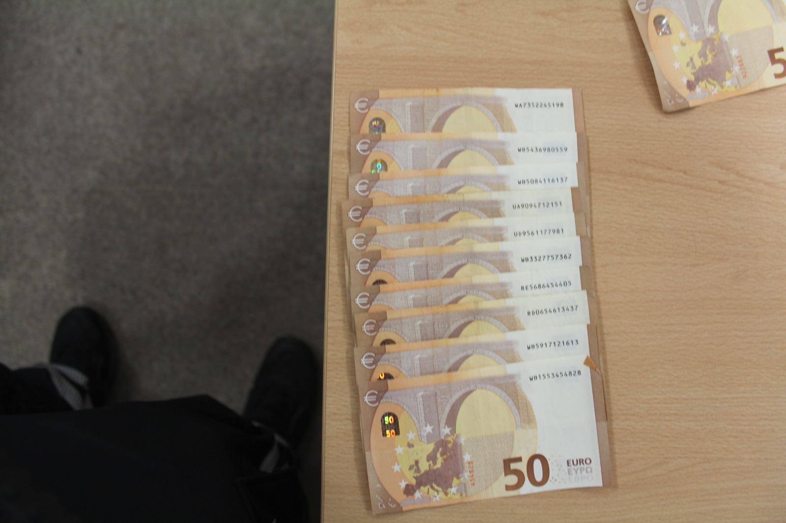 Pražští celníci objevili nepřiznaných 70.000 EUR v autě cizího státního příslušníka