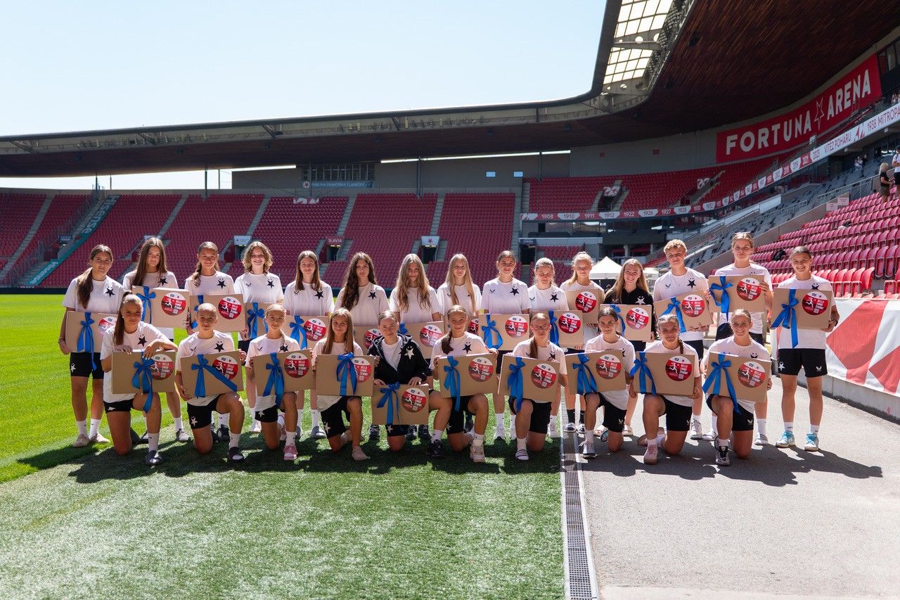 Bella a SK Slavia Praha podporují mladé fotbalistky