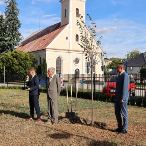 Slávnostné zastupiteľstvo vzdalo poctu Jánovi Petrovi a Miloslavovi Chomovi