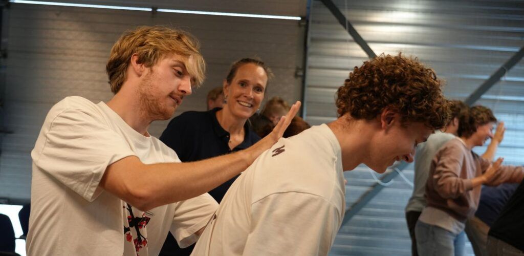 Studenten volgen EHBO-cursus voor race door Australië