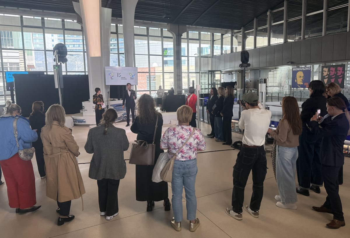 Pokaz mody na dworcu Warszawa Centralna