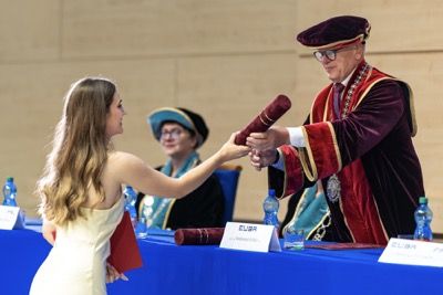 Nová kapitola sa začína. EUBA blahoželá svojim absolventkám a absolventom